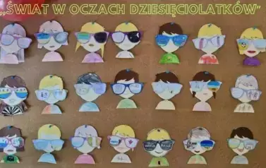 tablica z pracami plastycznymi dzieci