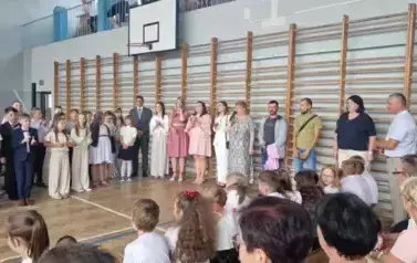pani dyrektor przemawia do zgromadzonych uczni&oacute;w i rodzic&oacute;w