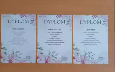 Dyplomy laureat&oacute;w Og&oacute;lnopolskiej olimpiady z języka angielskiego Olimpus - kl.8 