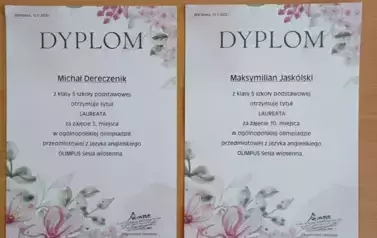 Dyplomy laureat&oacute;w Og&oacute;lnopolskiej olimpiady z języka angielskiego Olimpus - kl.5