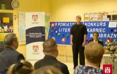 Recytowanie fragment&oacute;w dzieł A. Mickiewicza przez ucznia SP8 