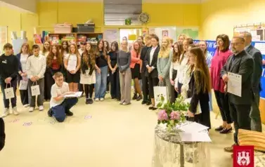 Uczestnicy V Powiatowego Konkursu Literackiego wraz  z  Zastępcą Prezydenta Miasta Zgierza i organizatorami