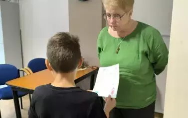 Uczniowie klasy 2c rozdają miłe wiadomości pracownikom szkoły