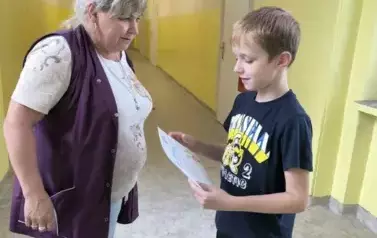 Uczniowie klasy 2c rozdają miłe wiadomości pracownikom szkoły