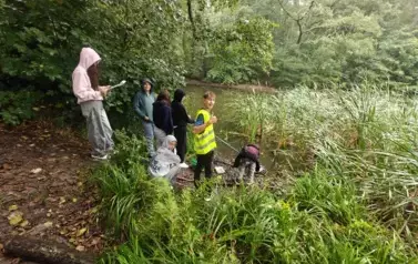 wyławianie pr&oacute;bek pzrez uczni&oacute;w