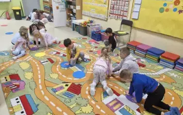 Zabawa Poł&oacute;ż rekę na fioletowej kropce