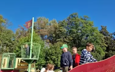 Chłopcy bawią się na statku