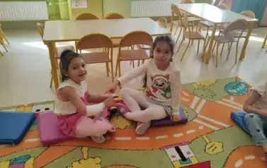 dzieci ucza sie pierwszej pomocy