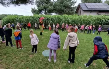 zabawa na świeżym powietrzu z Panią Jesień