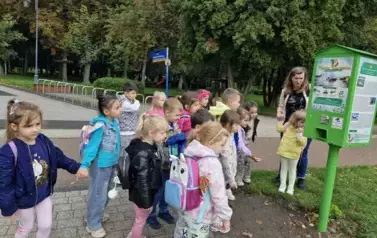 dzieci uczą się, czym karmimy ptaki