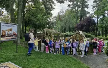 dzieci oglądają dinozaury