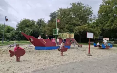 zabawa na placu zabaw