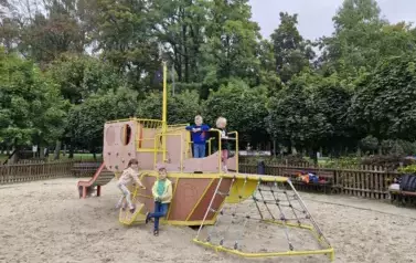 zabawa na placu zabaw