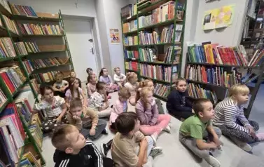 uczniowie klasy 1b w bibliotece szkolnej