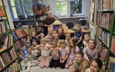 klasa 1b podczas prezentacji opowiadania kamishibai