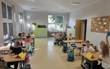 klasa 1b udziela odpowiedzi podczas jesiennego quizu