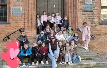 Uczniowie klasy 2A przed Domem Mikołaja Kopernika w Toruniu