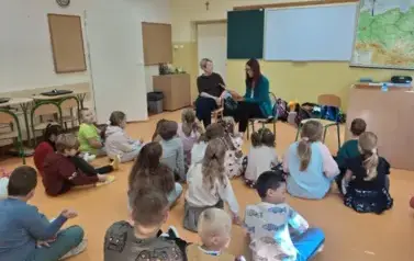 uczniowie klasy 2a i 2b słuchający utworu