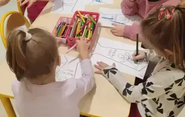 dziewczyny szykuja prezenty
