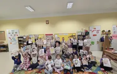 pani angelina czyta ksiazke 
