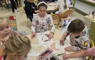 klasa 1b tworzy swoje prace 