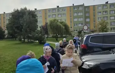 dzieci wypelniaja karte pracy
