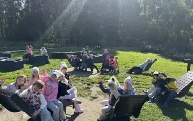 klasa1a_ dzieci odpoczywają na ławkach