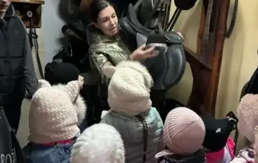 dzieci ogladaja stajnie