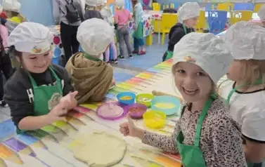 dzieci samodzielnie robia pizze