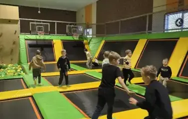 zabawa na trampolinach