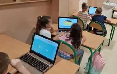 uczniowie podczas pracy z komputerem