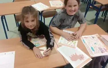 uczennice wypełniające karty pracy