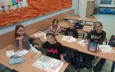 uczennice klasy 2a podczas pracy