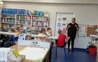 pani bibliotekarka zapoznaje uczni&oacute;w z regulaminem biblioteki