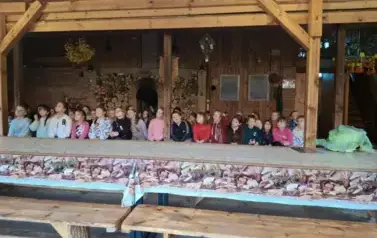 uczniowie obu klas słuchają pani prowadzącej warsztaty