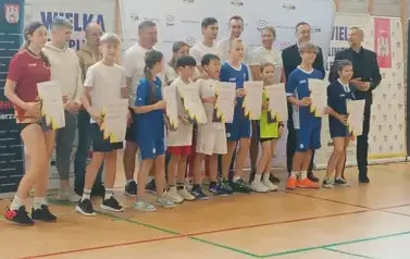 Uczniowie ze zgierskich szk&oacute;ł odbierają certyfikaty uczestnictwa w Wielkiej Olimpijskiej Lekcji WF