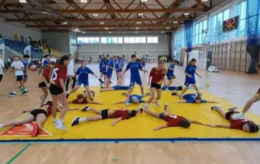 Grupa uczni&oacute;w ćwiczy pod okiem zapaśniczki Roksany Zasiny, olimpijki z Tokio 2021