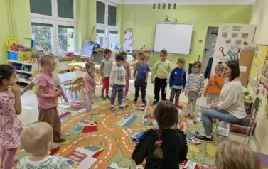 dzieci bawią się w zabawę Prawda - fałsz