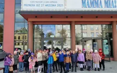 Grupa uczni&oacute;w z klasy 1c i 1d przed budynkiem Teatru Muzycznego