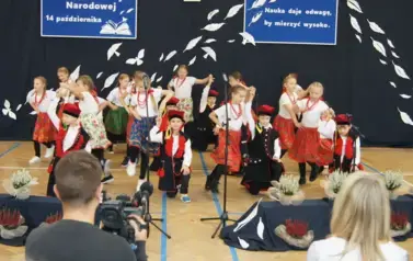 uczniowie tańczą krakowiaka