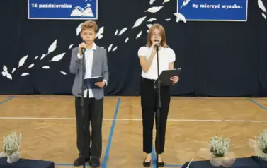 uczennica i uczeń prowadzący uroczystość