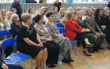 dyrekcja szkoły na tle zgromadzonych gości
