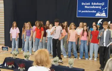 chłopiec na tle grupy dziewcząt podczas występu