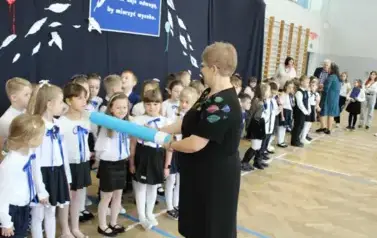 Pani Dyrektor pasuje uczennice niebieskim oł&oacute;wkiem