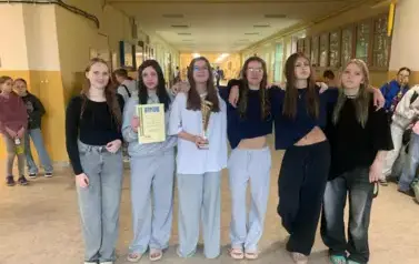 reprezentacja szkoły w zawodach pływackich grupa dziewcząt
