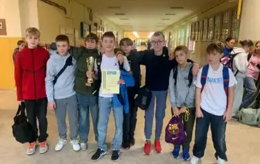 reprezentacja szkoły w zawodach pływackich grupa chłopc&oacute;w