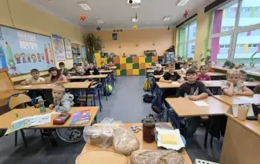 Uczniowie klasy 2c w trakcie zajęć kulinarnych 