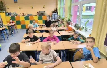 Uczniowie klasy 2c w trakcie zajęć kulinarnych 