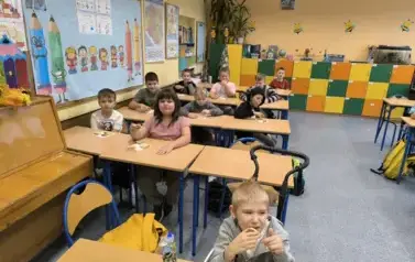 Uczniowie klasy 2c w trakcie zajęć kulinarnych 