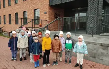 grupa przedszkolna stoi przed budynkiem starego mlyna w Zgierzu